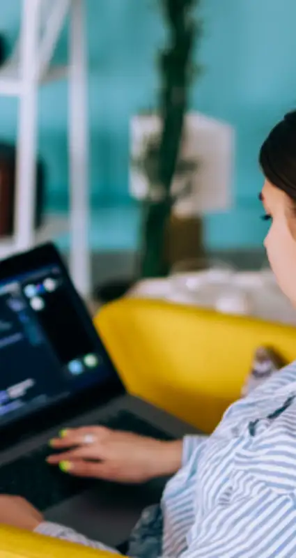 Women looking at laptop from side.png